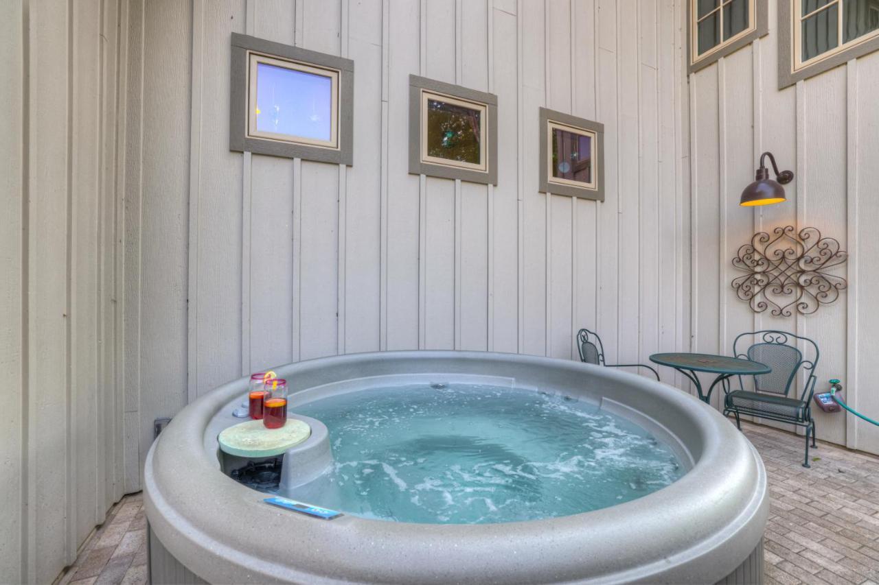 Luxury Craftsman Home With Hot Tub And Firepit - 1Blk To Main フレデリックスバーグ エクステリア 写真