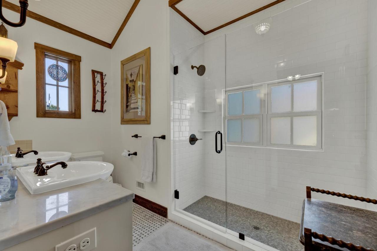 Luxury Craftsman Home With Hot Tub And Firepit - 1Blk To Main フレデリックスバーグ エクステリア 写真